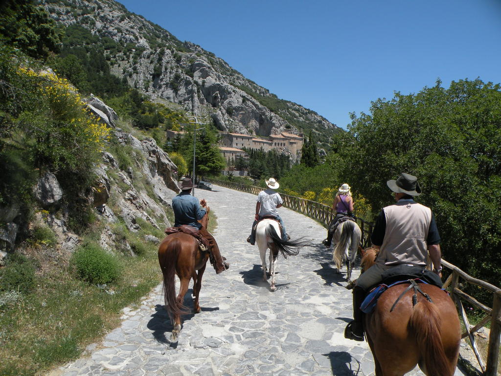 Bed and Breakfast Montagne Rocciose Фрашинето Экстерьер фото
